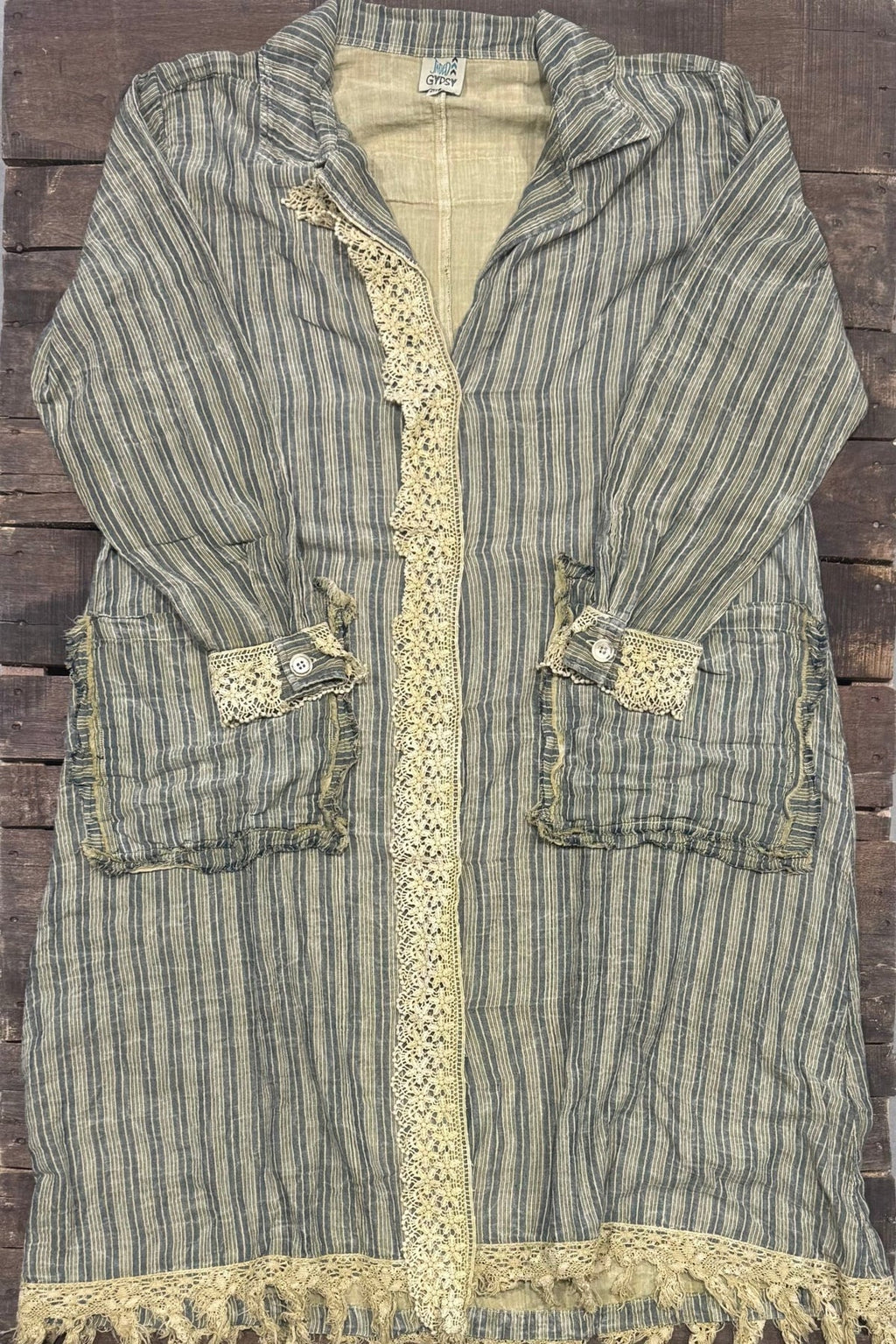 Striped duster in 100% cotton with wide sleeves and dropped shoulders.