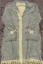 Striped duster in 100% cotton with wide sleeves and dropped shoulders.