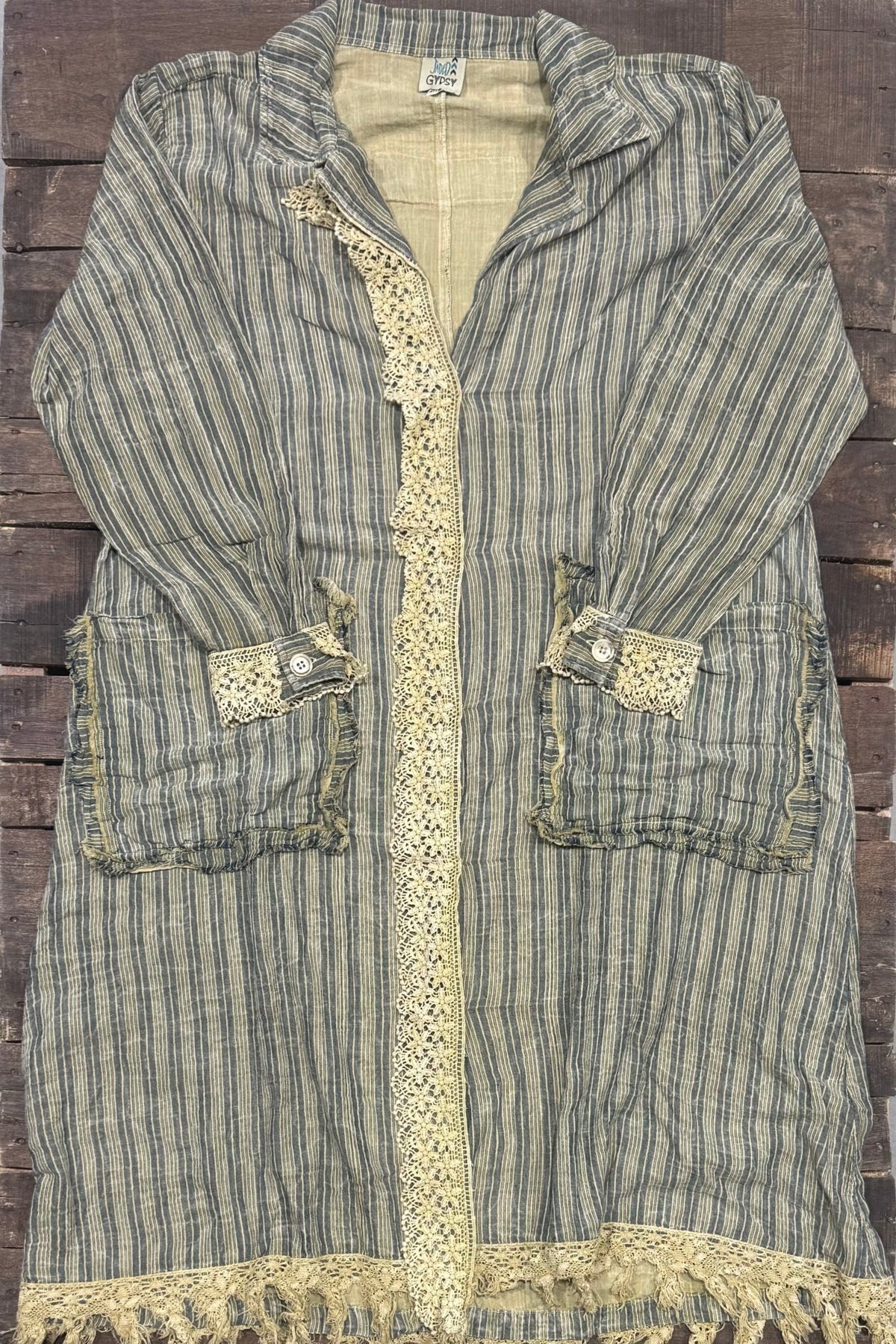 Striped duster in 100% cotton with wide sleeves and dropped shoulders.